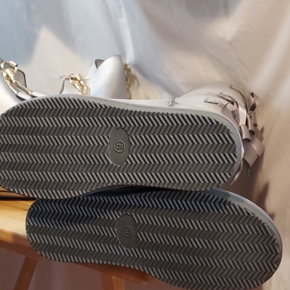 BOOTS - Picture 6 of 9